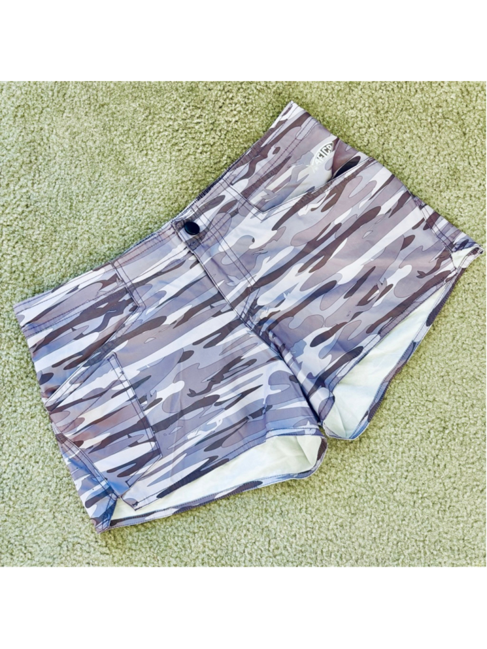 EUC Women’s AFTCO MERCAM FISHING SHORTS in Purple Camo | Sz 6